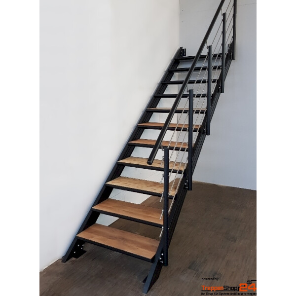 Ansicht der Alu-Wangentreppe Brooklyn, 12 Steigungen / 11 Stufen aus Aluminium-Wannen mit Holzeinlagen, Aluminiumwangen 140 x 40 mm, Stufenwannen und Wangen schwarz pulverbeschichtet, mit einseitigem Relinggeländer mit 5 Untergurten.