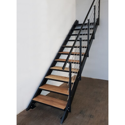 2 . Ansicht der Alu-Wangentreppe Brooklyn, 12 Steigungen / 11 Stufen aus Aluminium-Wannen mit Holzeinlagen, Aluminiumwangen 140 x 40 mm, Stufenwannen und Wangen schwarz pulverbeschichtet, mit einseitigem Relinggel&auml;nder mit 5 Untergurten.