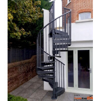 Ansicht Spindeltreppe Antik Zink Ø 150 cm, 12 Steigungen (11 Stufen + Podest) Stahlblechstufen, Geländer mit Stahlhandlauf Ø 42,4 mm, Pfosten Ø 30 mm und senkrechte Geländerstäbe Ø 16 mm mit Zierelement. Alle Metallteile pulverbeschichtet.