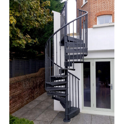 2. Ansicht Spindeltreppe Antik Zink &Oslash; 170 cm, 12 Steigungen (11 Stufen + Podest) Stahlblechstufen, Gel&auml;nder mit Stahlhandlauf &Oslash; 42,4 mm, Pfosten &Oslash; 30 mm und senkrechte Gel&auml;nderst&auml;be &Oslash; 16 mm mit Zierelement. Alle Metallteile pulverbeschichtet.