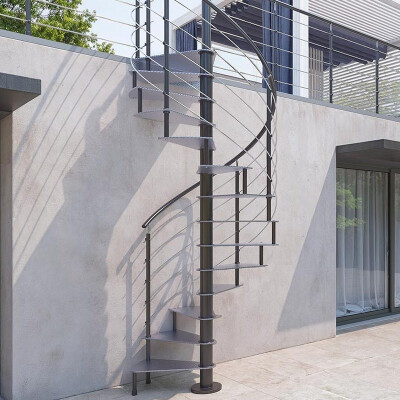 2. Ansicht der Spindeltreppe Ciclamino G Zink &Oslash; 110 cm, 12 Steigungen (11 Stufen + Podest) Riffelblechstufen, Relinggel&auml;nder mit Pfosten &Oslash;30 mm, Handlauf &Oslash; 42 mm und 5 Untergurte aus Edelstahl. Alle Metallteile feuerverzinkt gegen Aufpreis pulverbeschichtet.