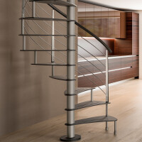 2. Ansicht der Spindeltreppe Ciclamnino Z Inox Curve Ø 140 cm, 12 Steigungen (11 Stufen + Standardpodest), Geschosshöhe 240 - 270 cm, geschwungene Stahlblechstufen 10 mm geschlietzt, Relinggeländer aus Edelstahl oben verjüngte Doppelflachstahlpfosten, Handlauf Ø42,4 und 5 Untergurte Ø10 mm.