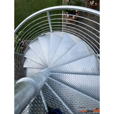 3. Ansicht der Spindeltreppe Rosa C Zink Ø 170 cm, 12 Steigungen (11 Stufen + Podest) Riffelblechstufen, mit Außenwange, Relinggeländer mit Doppelflachstahlpfosten mit 6 durchlaufenden Untergurten aus Edelstahl und Handlauf Ø 42,4 mm. Alle Metallteile feuerverzinkt