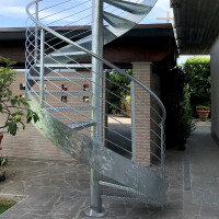 2. Ansicht der Spindeltreppe Rosa C Zink Ø 170 cm, 12 Steigungen (11 Stufen + Podest) Riffelblechstufen, mit Außenwange, Relinggeländer mit Doppelflachstahlpfosten mit 6 durchlaufenden Untergurten aus Edelstahl und Handlauf Ø 42,4 mm. Alle Metallteile feuerverzinkt