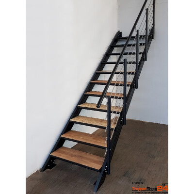 Ansicht der Alu-Wangentreppe Brooklyn, 12 Steigungen / 11 Stufen aus Aluminium-Wannen mit Holzeinlagen, Aluminiumwangen 140 x 40 mm, Stufenwannen und Wangen schwarz pulverbeschichtet, mit einseitigem Relinggel&auml;nder mit 5 Untergurten.